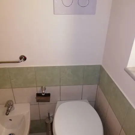 Backpackers Bed & Breakfast 2*